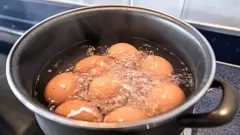 Evdeki Yumurta Suyunu Atmayın! İşte Yumurta Suyunun Mucizevi Kullanım Alanları