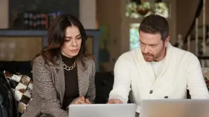 Sandık Kokusu’nun Yeni Bölümünde Şok Gelişmeler: Karsu ve Bora Aşkı Ortalığı Karıştırıyor! - 61Gündem